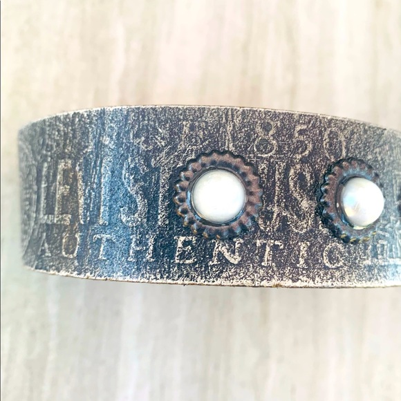 Recycled Levi belt cuff with pearls - Picture 3 of 4